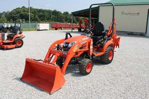Tracteur Kubota BX23S d'occasion avec tondeuse, chargeur frontal et accessoires de pelle arrière - Product Image 2