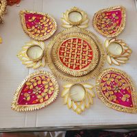 Support de bougie chauffe-plat traditionnel en aluminium écologique, fleurs artificielles Rangoli, décorations de bougies chauffe-plat pour festivals indiens, maison et mariage