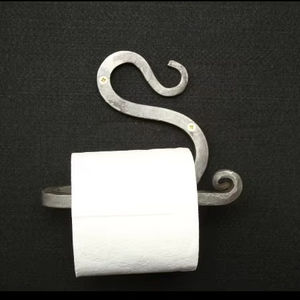 Porte-papier hygiénique élégant en fer ajoutant un accent décoratif aux toilettes tout en servant une fonction pratique essentielle - Product Image 1