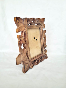 Cadre photo en bois sculpté orné avec des feuilles naturelles, support en bois massif vintage pour l'affichage, fait à la main par Decor World Expo - Product Image 4