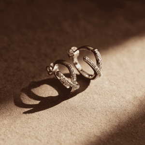 Pendientes de aro personalizados en plata de ley S925 chapados en oro con circonita en forma de X para uso diario de mujer - Product Image 2