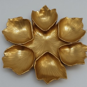 Serveur de fruits secs en aluminium de qualité supérieure avec trois compartiments de feuilles interconnectés en finition dorée conçu pour un dîner élégant - Product Image 4