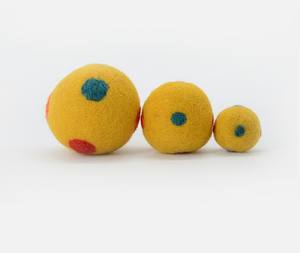 Boule de feutre en laine fait main - Produit pour animaux de compagnie en laine - Produit pour animaux de compagnie le plus vendu - Boules de feutre de couleur jaune - Product Image 3