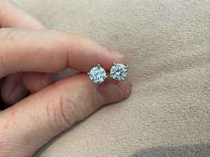 Pendientes de tuerca solitarios de moissanita de corte redondo al por mayor para mujer, de plata 925, joyería elegante y clásica para regalo de boda - Product Image 2