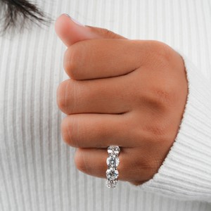 Bague de fiançailles classique exquise à cinq pierres rondes en zircone cubique serties de griffes, magnifique cadeau pour elle - Product Image 4