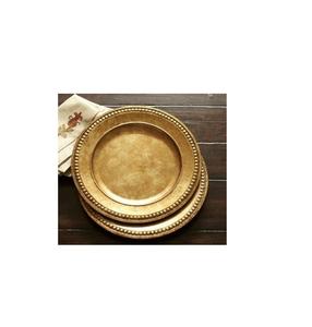 Placa de cargador de hierro de metal sólido diseñada para mejorar los elegantes ajustes de mesa con un acabado dorado rústico y elegante - Product Image 3