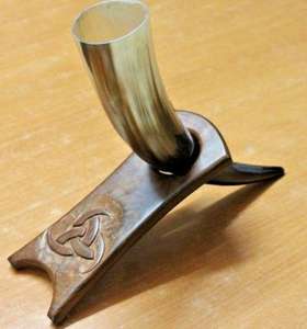 Corne à boire Viking gravée-Support unique ou option de support en cuir Corne à boire Viking | authentique | corne de buffle | - Product Image 1