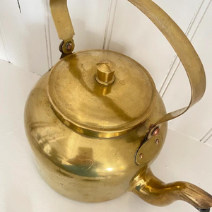 กาต้มน้ำทองเหลืองโบราณพร้อมที่จับแก้วสีขาวสำหรับบ้านและห้องครัวบ้านฟาร์ม - Product Image 1