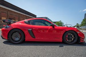 2023 718 Cayman GT4 RS MR Motor de 6 cilindros en línea de 4.0 litros, Kit de Carreras Manthey, Paquete Weissach, Color Rojo Guardias - Product Image 2