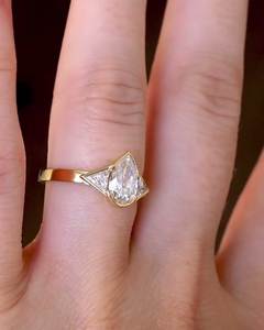 Bague de fiançailles à trois pierres en diamant de laboratoire taille poire 1,75 carat (CTW) CVD avec sertissage clos en or jaune 14 carats, bijoux de mariage - Product Image 3