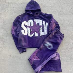 Ensemble de survêtement streetwear pour homme de haute qualité, comprenant un sweat à capuche oversize et un pantalon de survêtement évasé, avec broderie personnalisée effet vieilli et délavage acide vintage. - Product Image 1