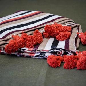Couverture marocaine faite à la main, authentique artisanat berbère, couverture douce tissée à motifs tribaux, décoration d'intérieur, cadeau - Product Image 1
