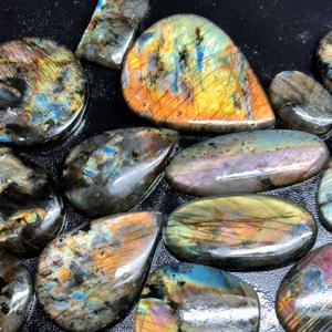 หินอัญมณีธรรมชาติสีเขียวรูปลาบราดอไรต์ฉูดฉาดจำนวนมากสำหรับทำเครื่องประดับชาวอินเดีย - Product Image 2