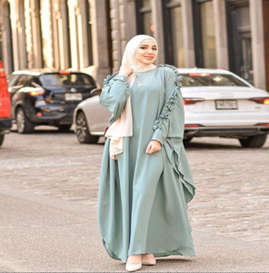 Abaya luxueuse de couleur bronzée ornée d'un lourd bordure de sequins noirs. Disponible à prix de gros. - Product Image 3