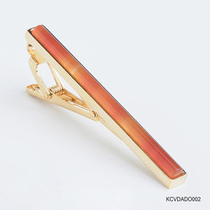 Une pince à cravate haut de gamme plaquée or 18 carats pour hommes, ornée de pierres précieuses Fengshui en agate rouge (KCVDADO002) de la collection Tinh Vu - Product Image 5