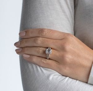 Anillo de compromiso de moissanita de Halo dividido de corte esmeralda, anillo de bodas de diamante de moissanita de plata esterlina para exportar desde la India - Product Image 4