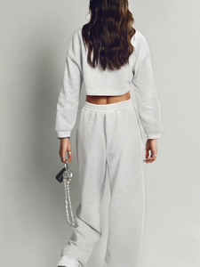 Ensemble 2 pièces décontracté pour femme, sweat-shirt à capuche uni à épaules tombantes et manches longues respirant, et pantalon de survêtement court au-dessus du genou, idéal pour l'automne/hiver - Product Image 3