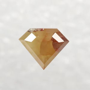 เพชรธรรมชาติทรงเหลี่ยมห้าเหลี่ยมสีเหลืองธรรมชาติ น้ำหนัก 0.83 กะรัต สำหรับทำเครื่องประดับ ได้รับการรับรองคุณภาพการเจียระไนเป็นระดับ Very Good  หายาก ยี่ห้อ RARE DIAMOND - Product Image 1