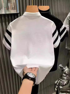 เสื้อโปโลแขนสั้นของผู้ชายหรูหราเบาลายทางสีดำและสีขาวโลโก้ออกแบบได้ตามต้องการ - Product Image 3