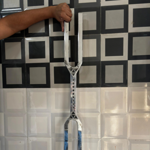 ส้อมเสียงสองความถี่พร้อมค้อน 432 เฮิรตซ์ และ 288 เฮิรตซ์ อุปกรณ์สำหรับห้องปฏิบัติการ - Product Image 1