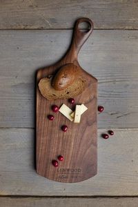 Planche à découper en bois d'acacia et de manguier artisanale avec des tailles personnalisées conçues pour une utilisation élégante à la maison et à l'hôtel Planche à fromage en résine - Product Image 2