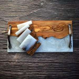 Bandeja de servicio de resina artística con colores vibrantes y patrones ideales para mejorar mesas de centro y entornos de comedor - Product Image 4