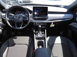 Jeep Compass Latitude 2024, SUV 4x4 de 4 Puertas - Product Image 2