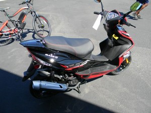 Scooter-Moped SUPER PREMIUM II 150CC con Nuevo Motor de Cuatro Tiempos, Inalámbrico/Alimentado por Batería, con Depósito - Product Image 2