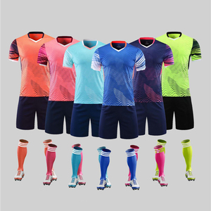Vêtements de football personnalisés pour hommes 2024-Maillot de sport en gros avec short avec nom d'équipe sportive pour adultes - Product Image 1