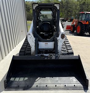 Chargeur sur chenilles compact T740, moteur diesel 74 CV, hydraulique auxiliaire à débit standard, attache rapide manuelle, direction par dérapage - Product Image 2