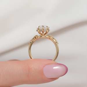 Anillo de compromiso de moissanita corte Pera de 7x11mm | Anillo de oro o plata con piedras laterales | Aniversario de bodas Joyería fina OEM - Product Image 3