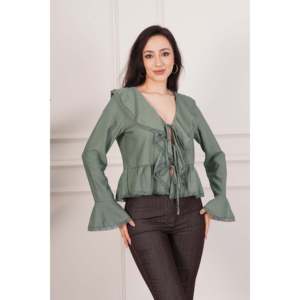 Blusa Elegante para Mujer LUSTRIN con Detalle de Encaje y Cuello de Lazo en Verde Caqui, Tela de Poliéster Fluida para Uso Casual o de Oficina - Product Image 2