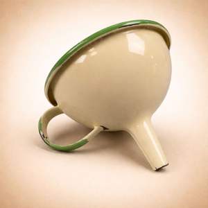 Embudo de Esmalte de Boca Ancha de Lujo con Asa para una Transferencia de Líquidos Rápida y sin Derrames, Diseño Duradero, Ideal para Uso Doméstico y Almacenamiento - Product Image 2