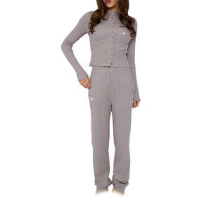 Ensemble deux pièces décontracté pour femme, haut à manches longues à boutons côtelés et pantalon de jogging, tenue en tricot pour la fabrication de marques OEM - Product Image 1