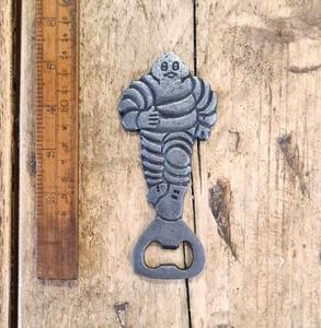 Ouvre-bouteille en fonte vintage unique avec un look rustique durable, parfait pour les maisons de style ferme et les rassemblements de fête - Product Image 1