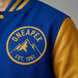 Chaqueta Universitaria Azul Rey con Detalles Dorados, Cuerpo de Lana, Mangas de Cuero, Cuello y Puños de Punto Acanalado, Cierre Frontal con Broches, Logotipo Personalizado, Ropa Urbana para Hombre - Product Image 4