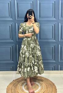 Conjunto de Vestido Anarkali/Kurta hasta la Rodilla con Estampado Floral de Gran Estilo Occidental y Botones para Mujeres o Niñas Especial - Product Image 4