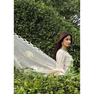 Ensemble 3 pièces QALAMQAR : Chemise brodée Chikankari, Dupatta brodée en tissu Khaadi et Pantalon – Infroissable, Longueur ras du sol – Attrapez-le rapidement ! - Product Image 4