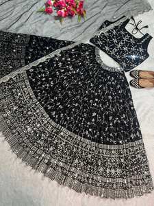 ชุดเลเฮนกาโชลีผ้าฝ้ายผสมไหมพิมพ์ลายฟอยล์แบบดั้งเดิมสวยงามสไตล์อินเดีย-ปากีสถาน พร้อมผ้าคลุมไหล่ ราคาขายส่งสำหรับฤดูร้อน - Product Image 5