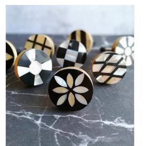 Poignées et boutons de traction en bois et en résine rayés Boutons en marbre les plus vendus avec une taille de forme de couleur personnalisée Fabriqué en Inde Article - Product Image 4