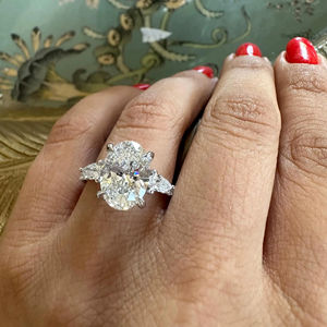 ห้องปฏิบัติการเจียระไนรูปวงรีสุดหรูดีไซน์เนอร์สร้างเพชร VVS ความชัดเจน F-Type Color IGI ได้รับการรับรองแหวนแต่งงานเครื่องประดับชั้นดี - Product Image 1