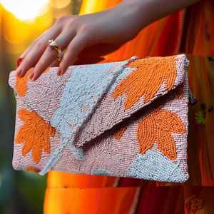 Bolso hecho a mano con cuentas de cristal multicolor, bolso de mano informal de mano, artesanía india, Color personalizado, estilo Baguette MS - Product Image 1