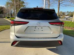 2023  prix bas tToy-otaaaaaa hhigh-landerrrr L FWD  SUV - Product Image 3