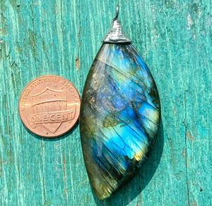 Grand pendentif labradorite style vintage fait à la main pierre naturelle accessoire unisexe superbe bleu flash plaqué or fiançailles - Product Image 5