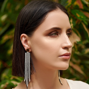 Pendientes de moda con cuentas de semillas a rayas en blanco y negro / Pendientes largos con borlas / Pendientes llamativos contemporáneos con borlas - Product Image 2