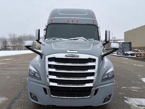Camión Usado FREIGHTLINER CASCADIA 2026, Modelo Conventional Sleeper, Motor Diésel de 10 Cilindros, Transmisión Automática, Tracción 6X4, Visión Trasera de 360° - Product Image 2