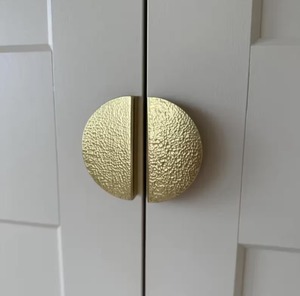 Poignée élégante de porte d'armoire décorative moderne en forme de lune dorée à double poignée pour intérieurs de bureaux à domicile - Product Image 4