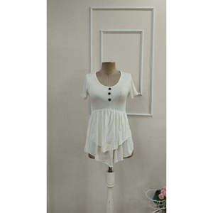 Blusa de viscosa con corte asimétrico y botones en la parte delantera, cuello redondo y manga corta para mujer, 33849 - Product Image 4