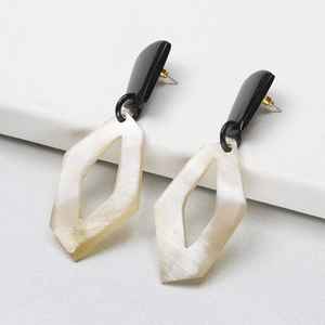 Pendiente de cuerno de búfalo de dos tonos de alta calidad, superventas, artesanías naturales para niñas, bajo presupuesto - Product Image 4