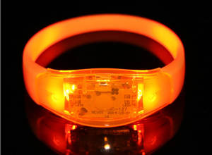 2023 nouveauté cadeaux contrôle du son lampe de poche Led Bracelet en Silicone cadeaux de fête Logo personnalisé LED clignotant Bracelet Bracelet - Product Image 3